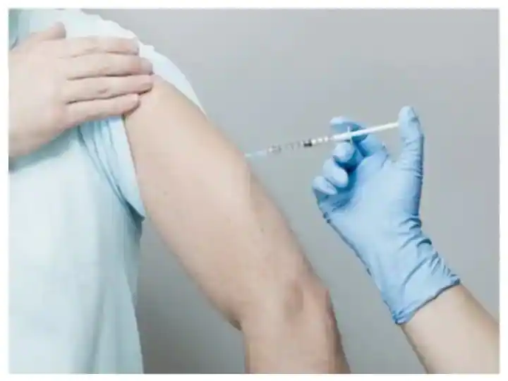 कोविड-19 वैक्सीन के बूस्टर डोज पर अमेरिका के टॉप डॉक्टर फाउची की क्या है राय, जानिए
