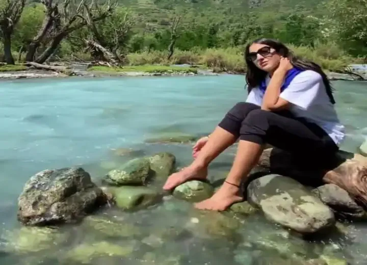 बर्फीली पानी में अपने पैर डुबोकर बैठी दिखीं Sara Ali Khan, देखें वीडियो
