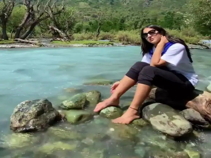 बर्फीली पानी में अपने पैर डुबोकर बैठी दिखीं Sara Ali Khan, देखें वीडियो