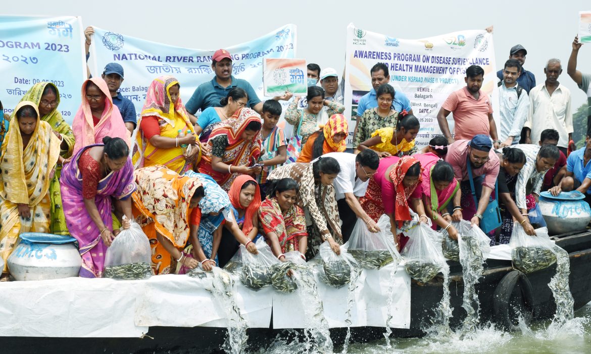 पश्चिम बंगाल के महिला मछुआरों ने हुगली नदी में रैन्चिंग कार्यक्रम में लिया भाग